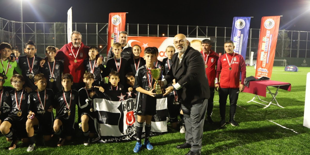 Kartal Belediyesi Cumhuriyet’in 100. Yılı Özel Futbol Turnuvası’nın Şampiyonu Kara Kartallar