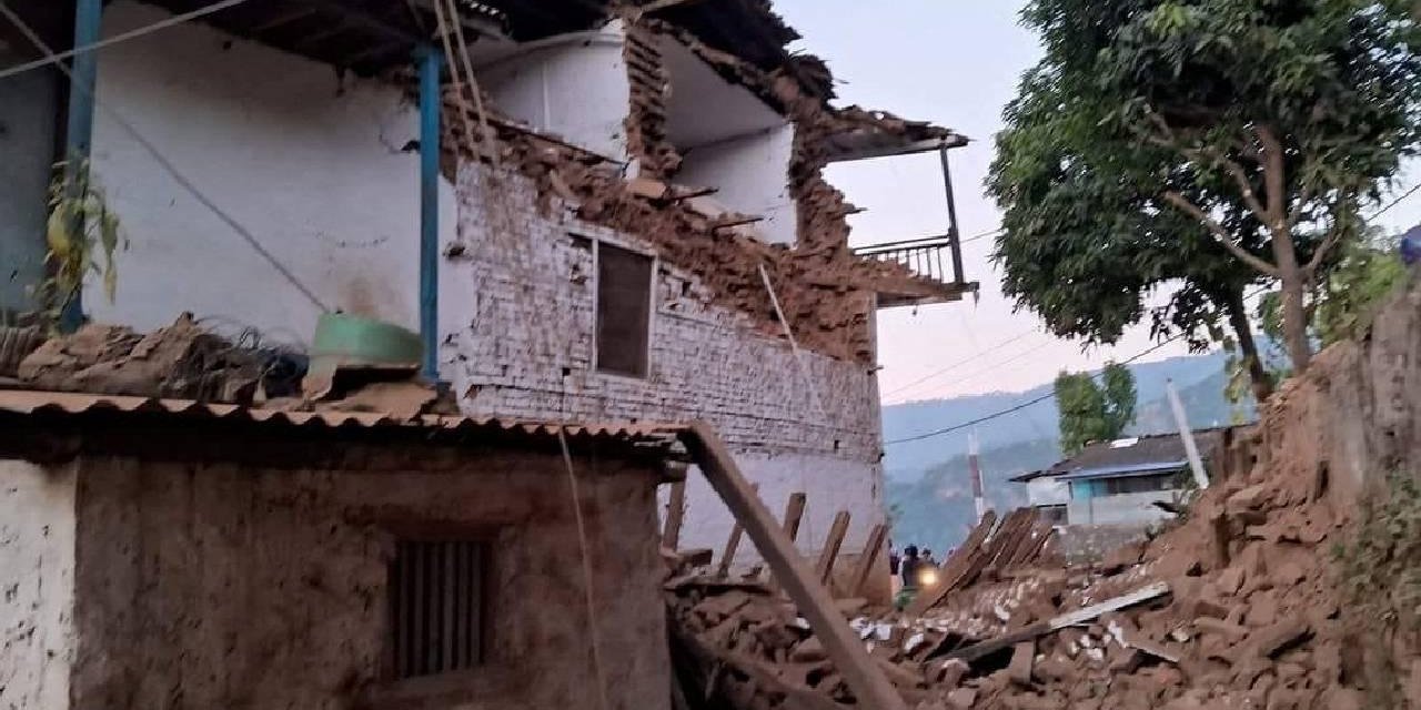 Nepal'de dün akşam meydana gelen depremde en az 128 kişi hayatını kaybetti