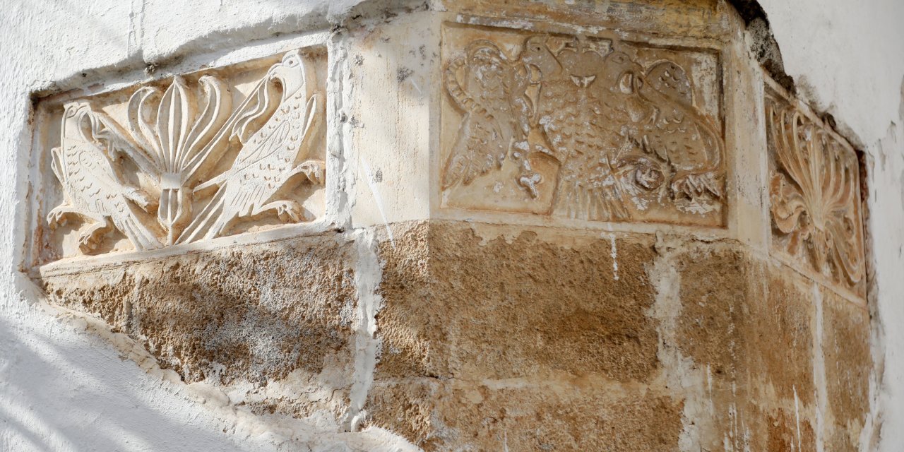 Başka örneği yok: Evin sıvası dökülünce altından Selçuklu Sultanı'nın haber kuşları ve hayat ağacı figürleri çıktı