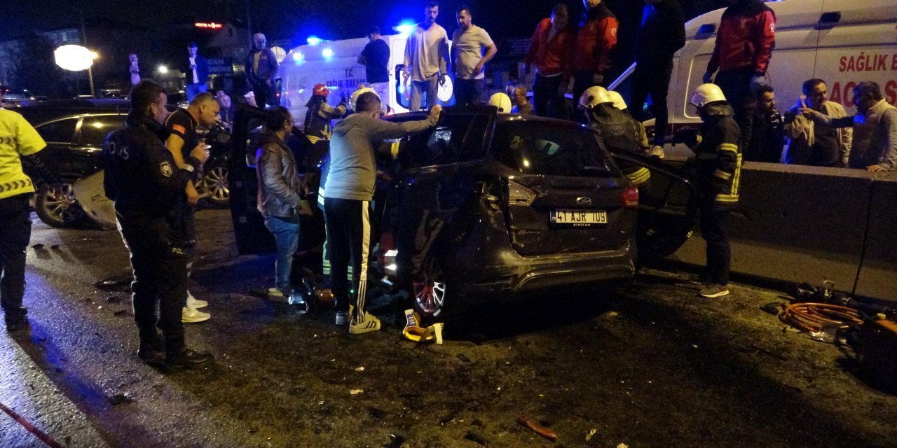 Ters yöne giren cip, 11 kişinin bulunduğu otomobile çarptı: 2 ölü, 10 yaralı