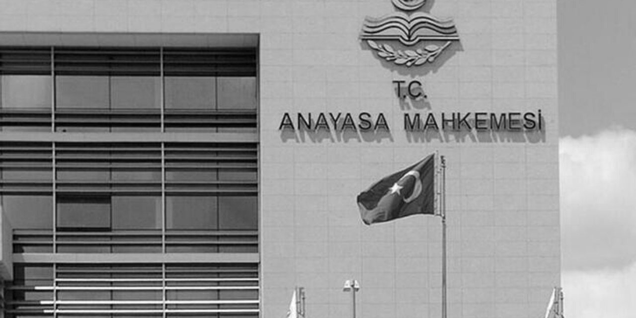 Yeni Şafak, AYM üyelerinin fotoğraflarını yayınlayarak hedef gösterdi