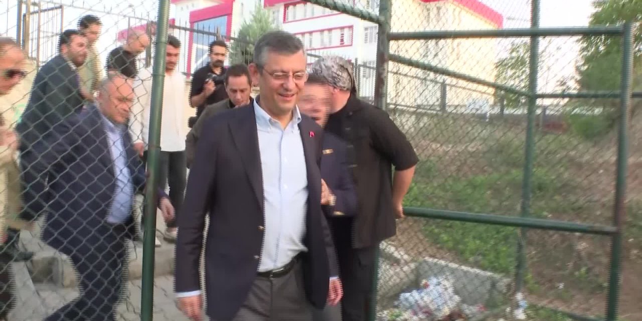 Özel ve İmamoğlu çocuklarla maç yaptı