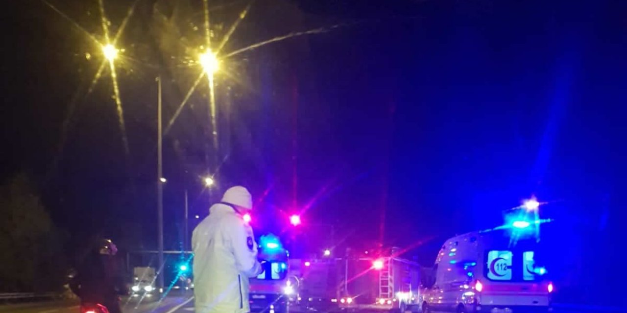 Minibüs, kırmızı ışıkta bekleyen TIR’a arkadan çarptı: 1 ölü, 1 yaralı