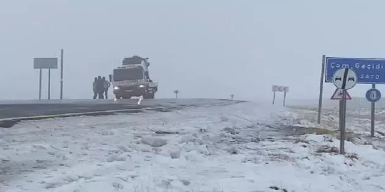 Kar yolları kapattı, ulaşım durdu