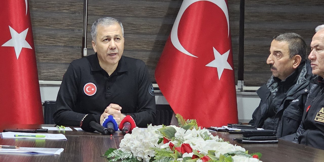 Bakan Yerlikaya: 12 denizci kayıp, olumsuz hava koşulları nedeniyle arama kurtarma faaliyetini yapamadık
