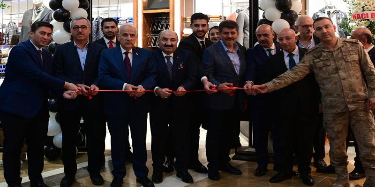 AKP'li Vekiller Kurdeleyi Komutana Tutturdu!