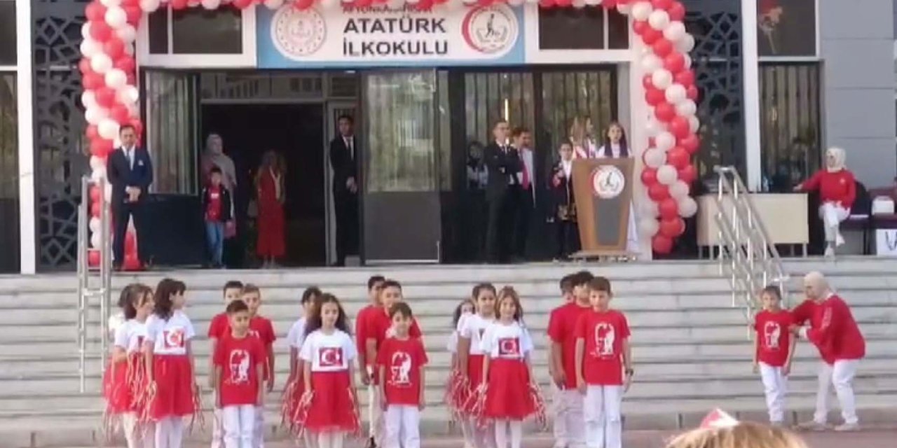 Dikkat eksikliği bulunan öğrencisini gösteri grubundan ayıran öğretmene kınama ve yer değiştirme cezası