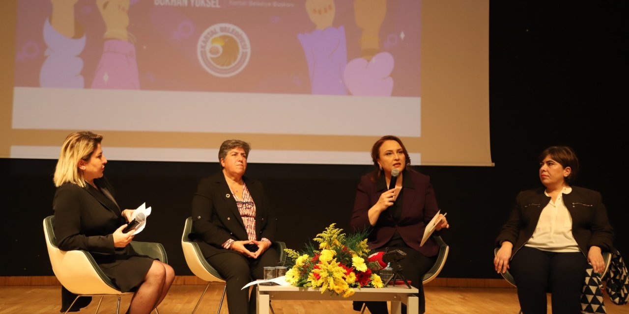 Kartal Belediyesi’nden 25 Kasım İçin Anlamlı Panel