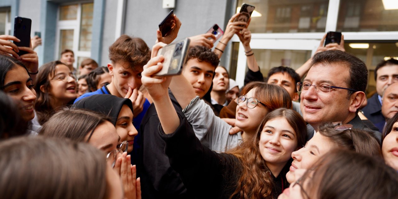 Öğrencilerden Ekrem İmamoğlu'na yoğun ilgi