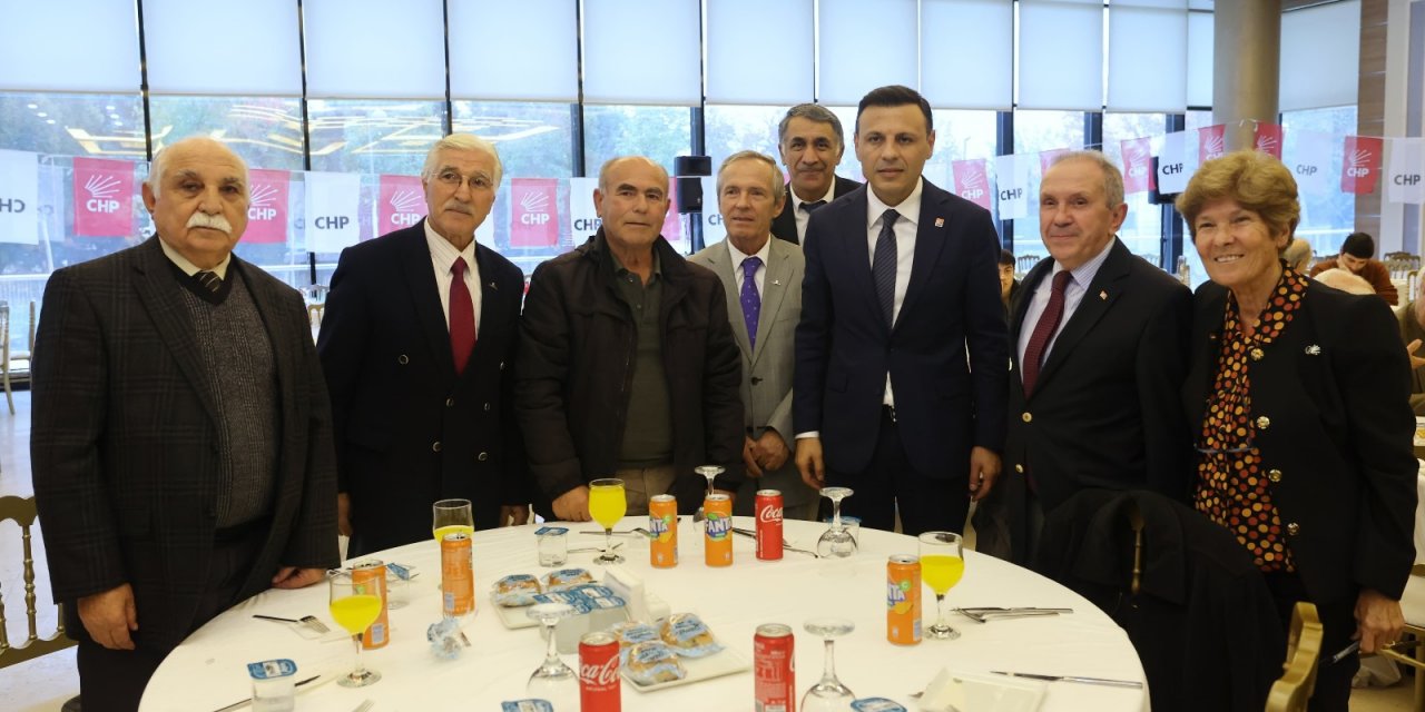 CHP İstanbul İl Başkanı Özgür Çelik, 24 Kasım Öğretmenler Günü’nde Öğretmenlerle Buluştu: Köy Okullarını Yeniden Açacağız