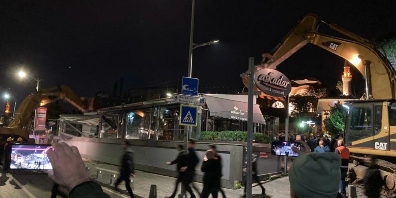 Üsküdar sahili bir kaçak yapıdan daha kurtarıldı