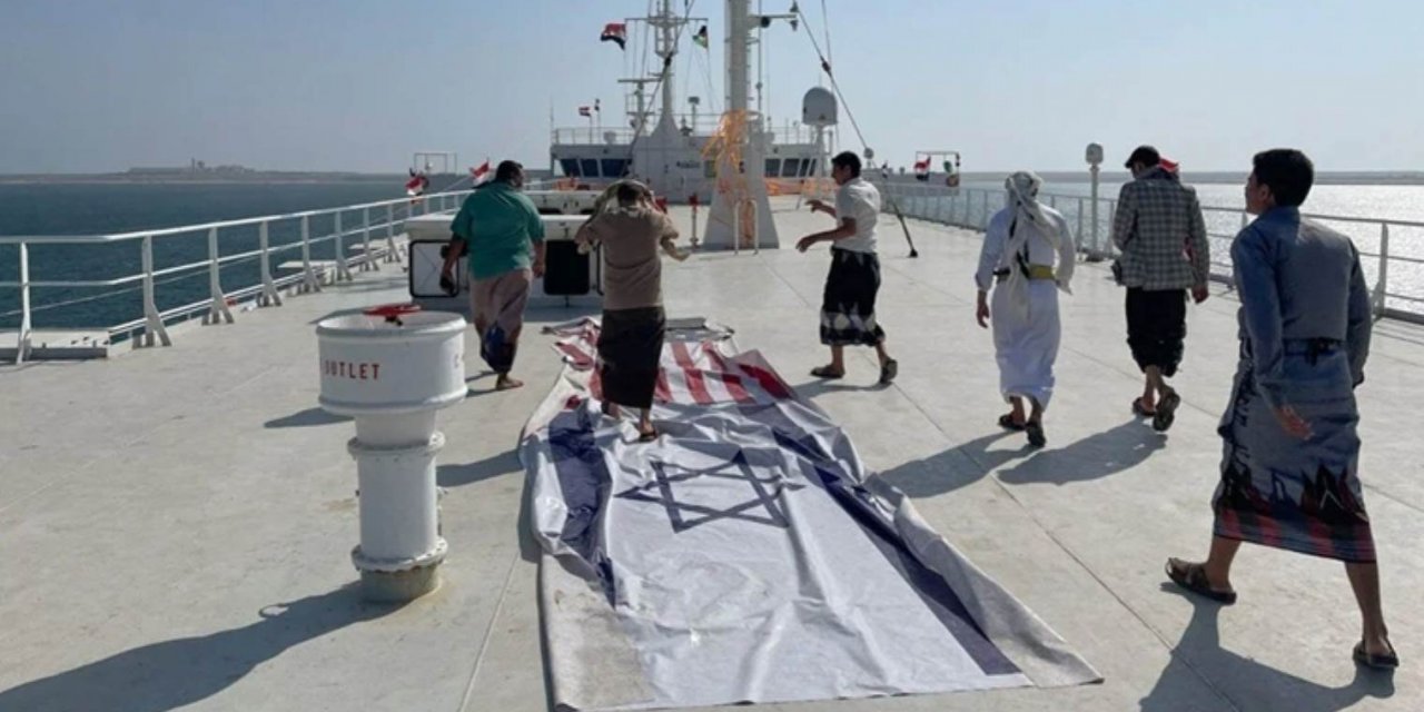 Husiler el koymuştu, turistlere açıldı: İsrail ve ABD bayrakları...