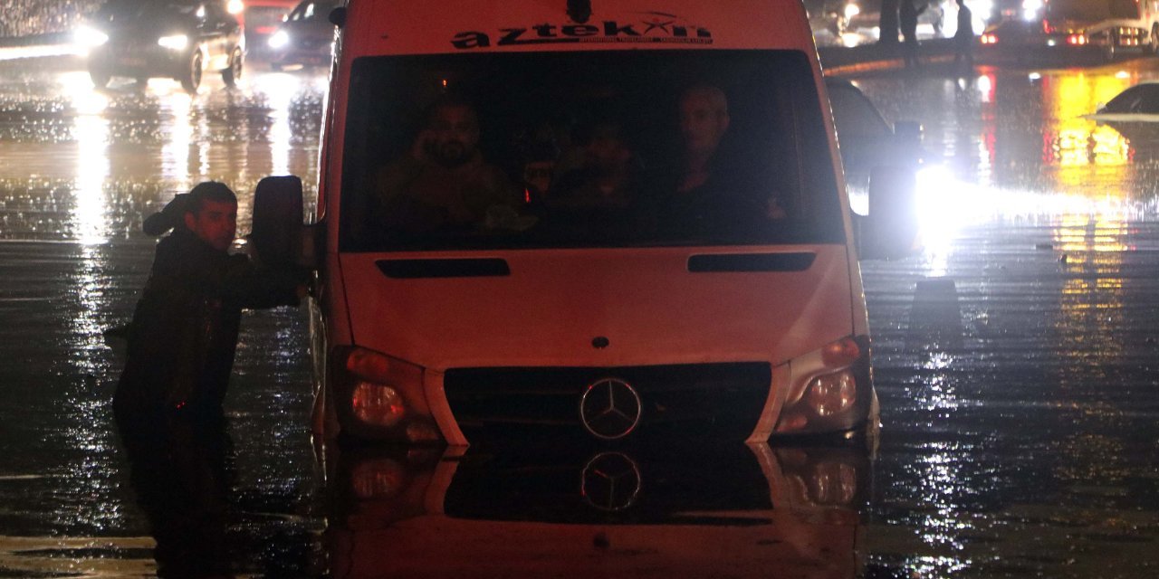 Caddeler suyla doldu, araçlar yolda kaldı