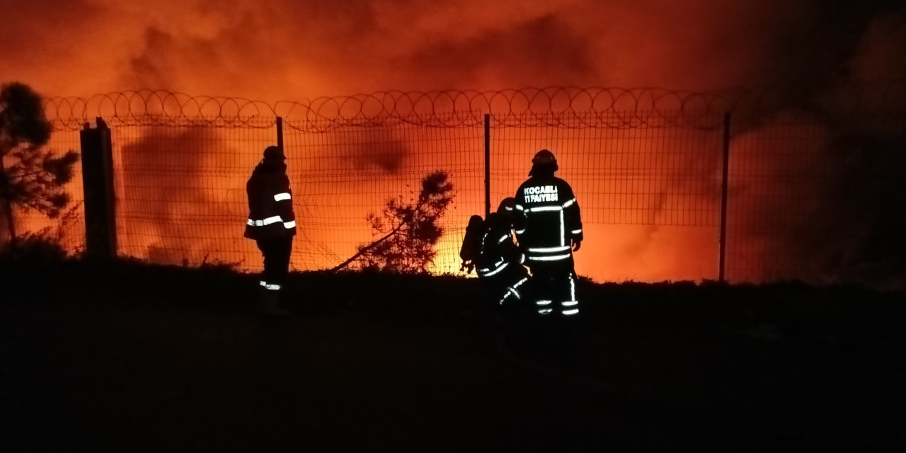 Depo yangını büyüdü, yakındaki binaları tehdit ediyor