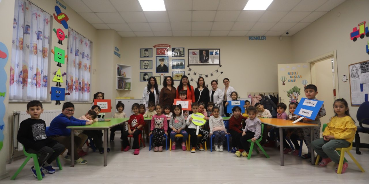 Kreş Öğrencilerinden ‘İnsan Hakları ve Demokrasi’ Mesajı