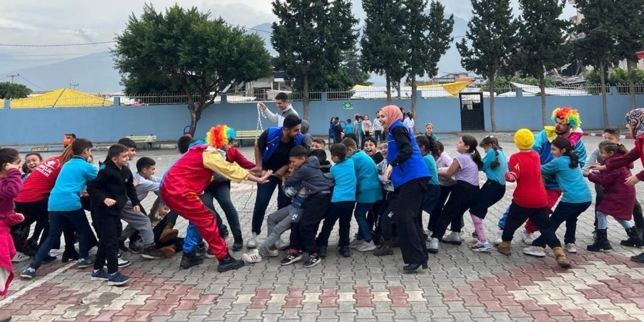 Bir mahzun moral etkinliği... Yıkımdan korkan çocukları palyaçolar eğlendirdi