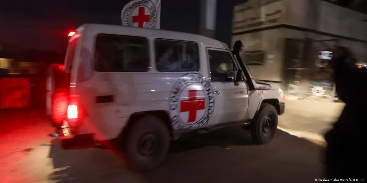 İsrail, Gazze'de yerinden edilen Filistinlilerin sığındığı okulu bombaladı