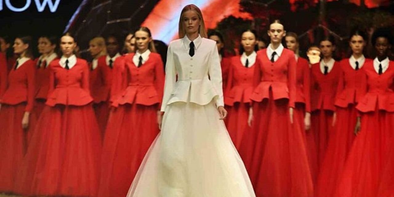 Victoria Secret mankeni Cumhuriyet'e özel kıyafetlerle podyuma çıktı