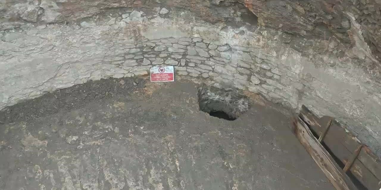 Türk bayrağı dikeceklerdi... Tarihi su sarnıcı ve dehliz buldular