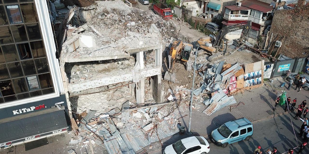Kadıköy'de bina çöktü: Enkaz altında kalanlar olduğu ifade ediliyor
