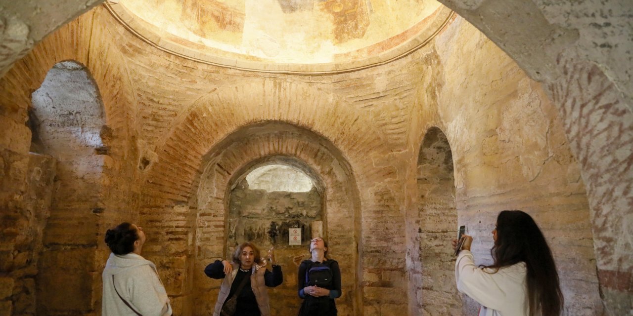 'Noel Baba'ya akın ettiler: Demre nüfusunun 7 katı turist geldi