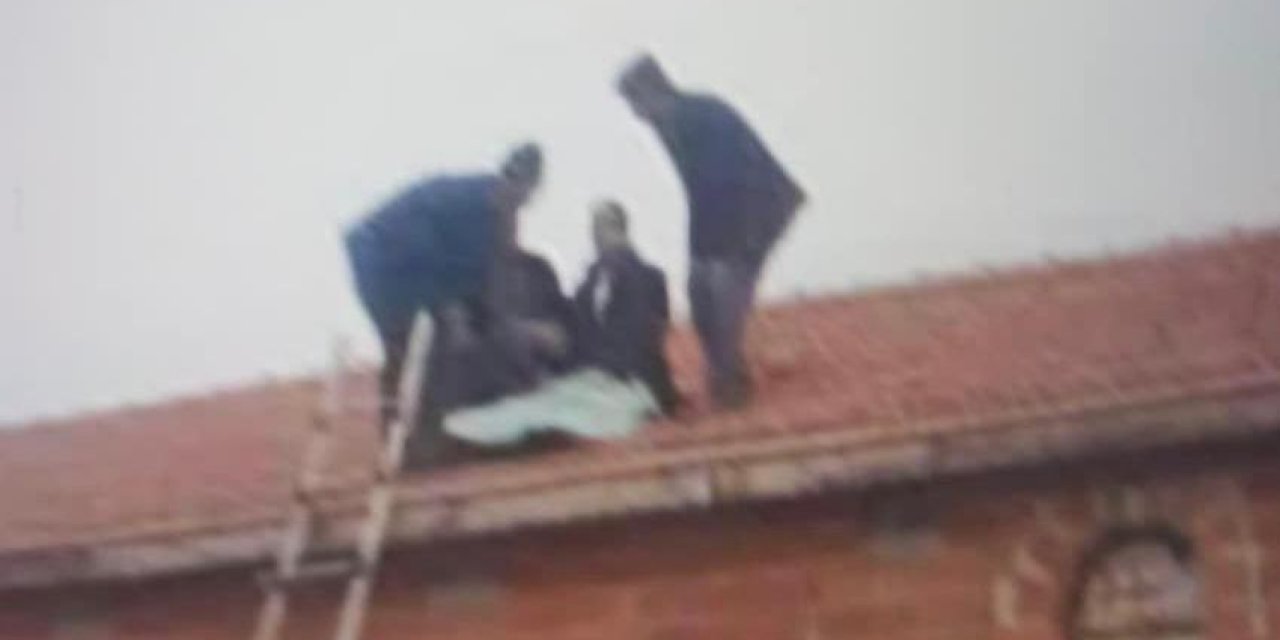 Takla atan kamyonetten fırlayan sürücü evin çatısına uçtu