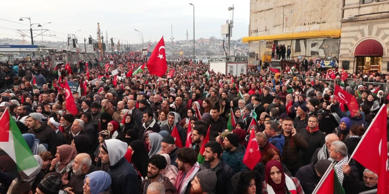 Yeni yılın sabahında Filistin için destek yürüyüşü