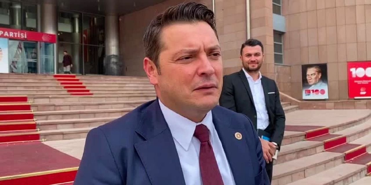 CHP'li Özer 'tevhid' bayrağı taşıyan kişiye yumruk atan ve tutuklanan genci ziyaret etti