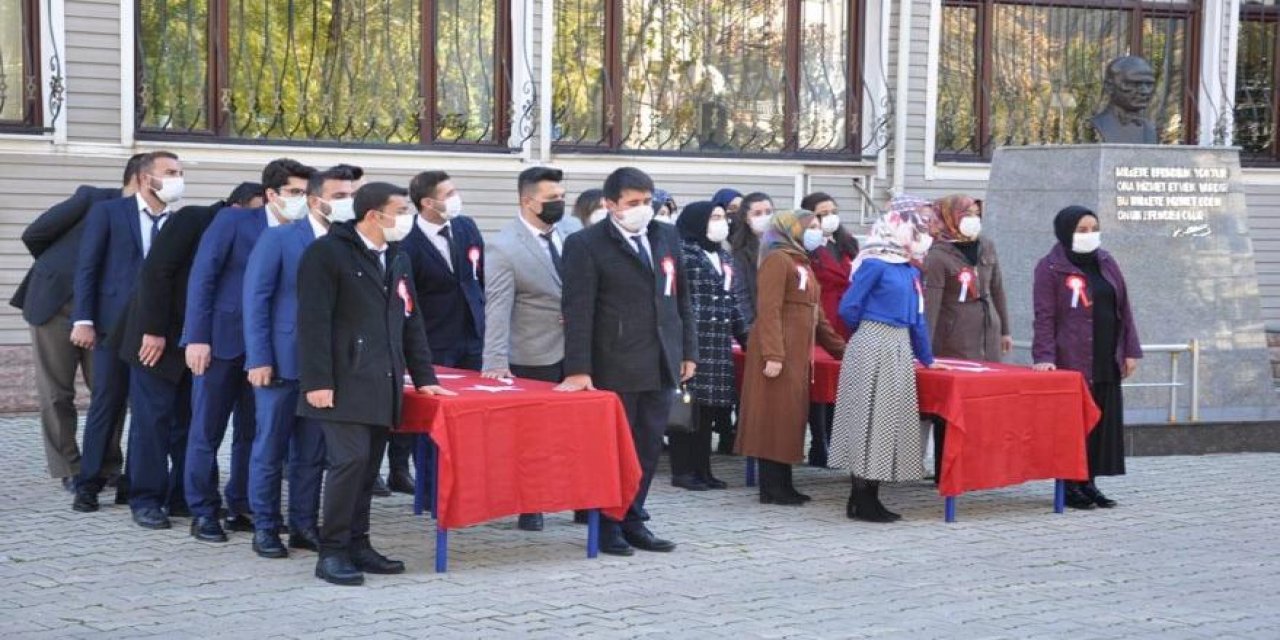 Bu fotoğraf 24 Kasım Öğretmenler Günü'nde çekildi... Kaymakamlık bahçesinde haremlik-selamlık öğretmen yemini!
