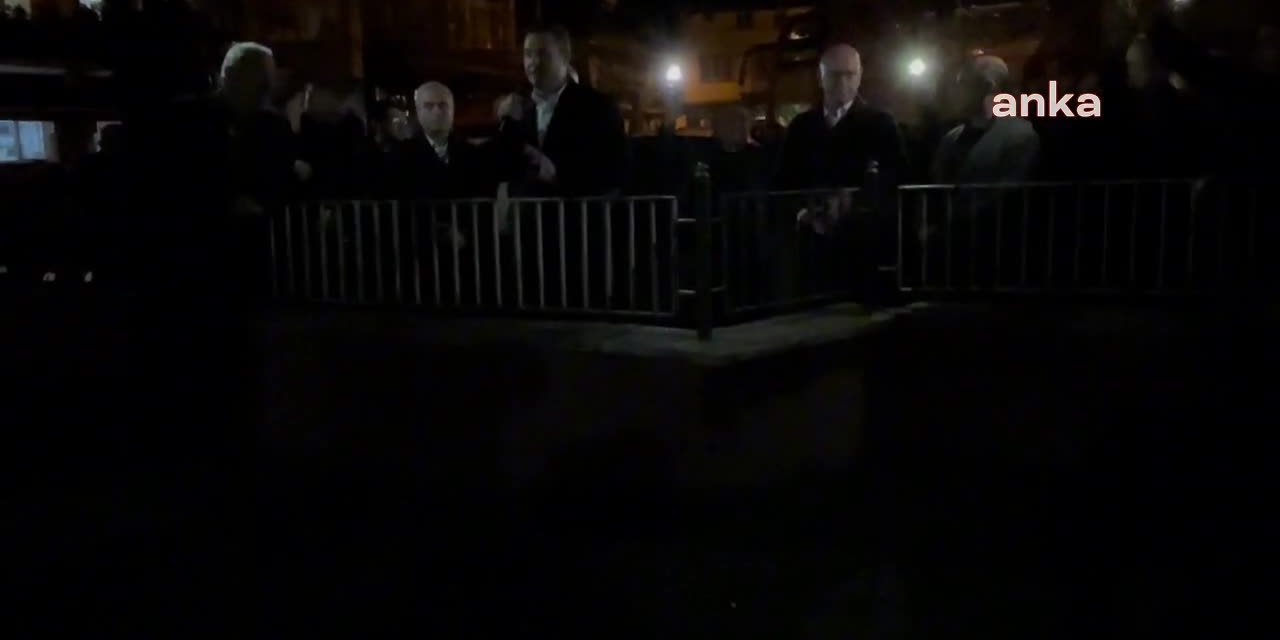 Telefon ışıklarıyla eylem yaptılar