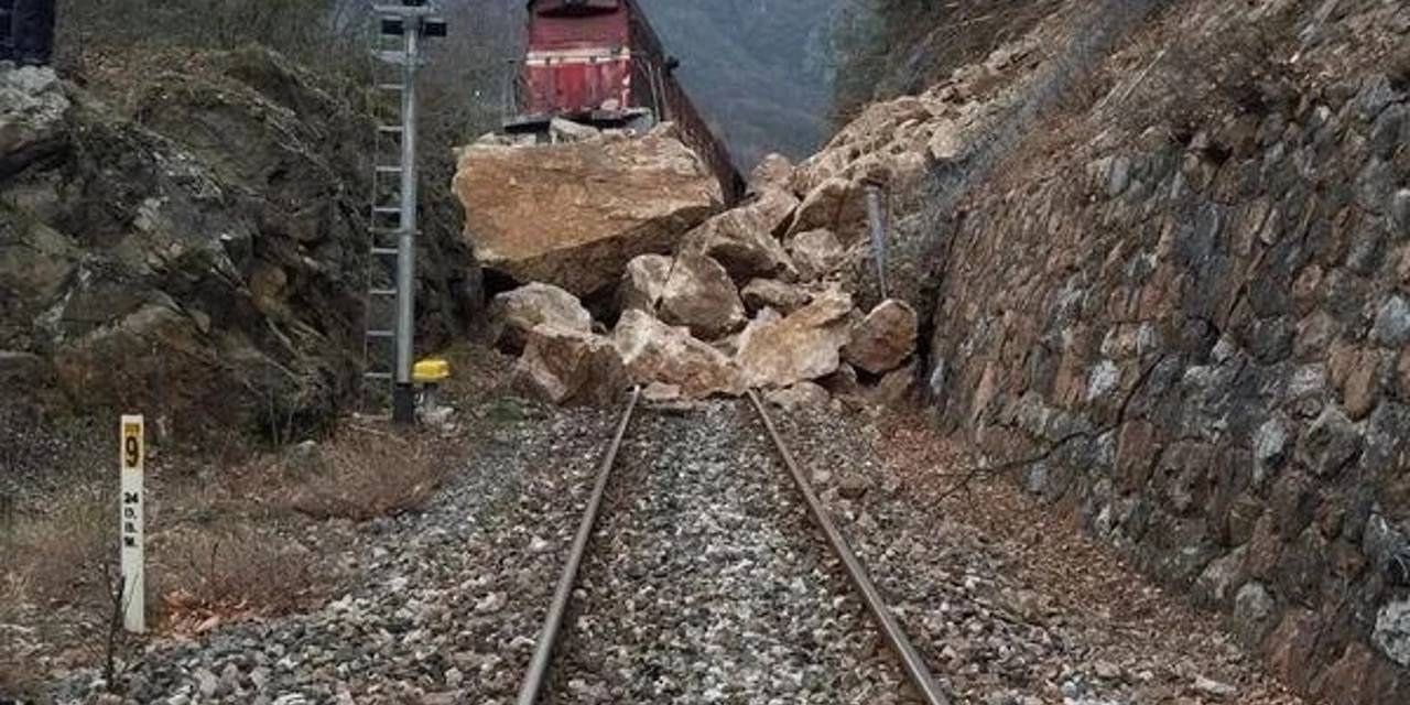 Demiryolunda heyelan: Yük treni raydan çıktı