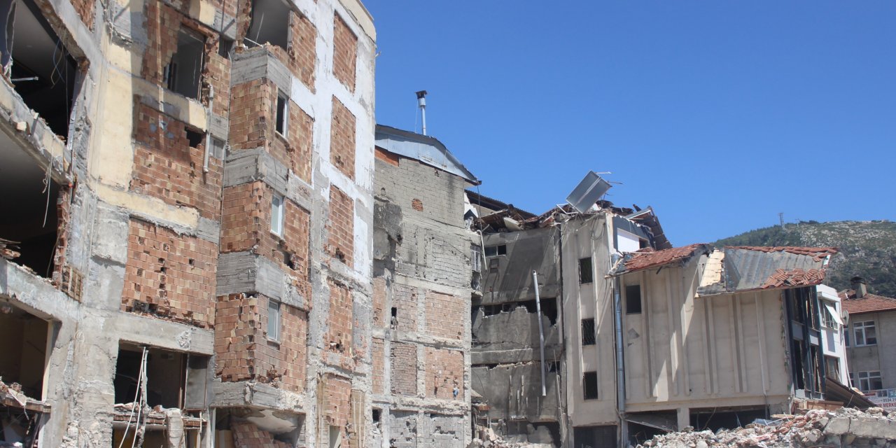 Hatay'da seçim öncesi yıkılan veya ağır hasarlı binalara ikamet