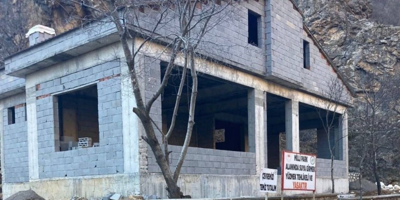 Hassas bölgeler koruma statüsündeki Halvori Gözeleri Millî Parkı betona boğuldu