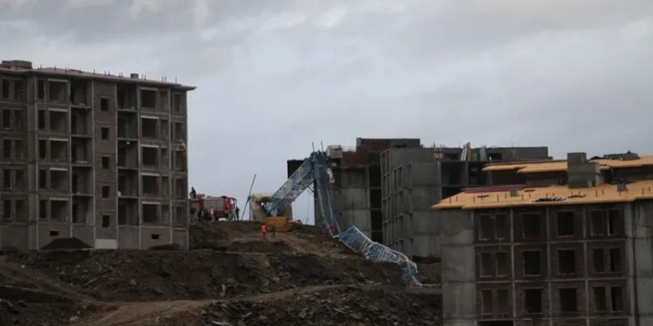 Hayatını kaybeden vinç operatörü arkadaşlarını kurtarmak için vinci boş alana düşürmüş