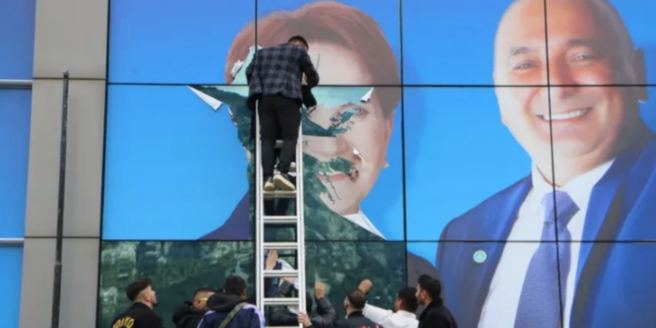 Eski Tekirova Belediye Başkanı Yusuf Üras İYİ Parti'den istifa etti, afişini kendi söktü