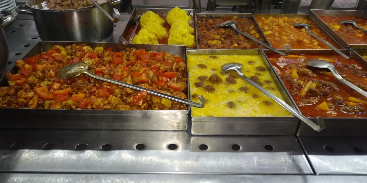 Bir restoranda kişi başı yemek 300 liraya dayandı