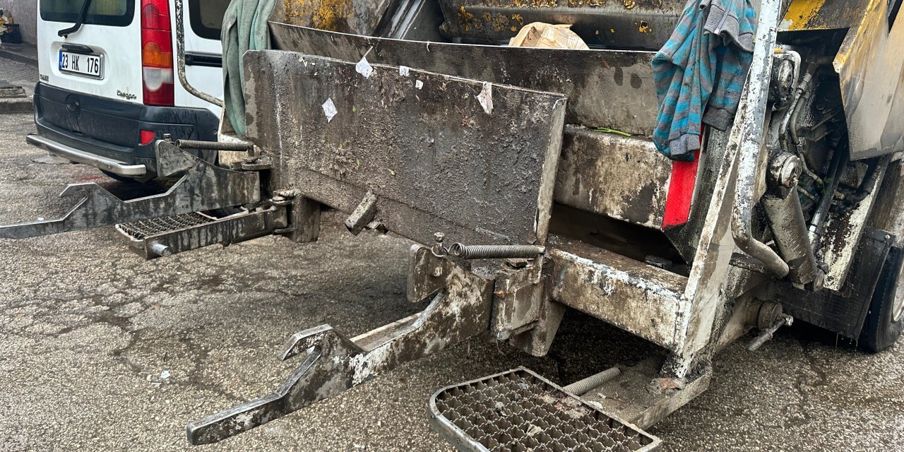 Çöp kamyonundan düşen temizlik işçisi ağır yaralandı