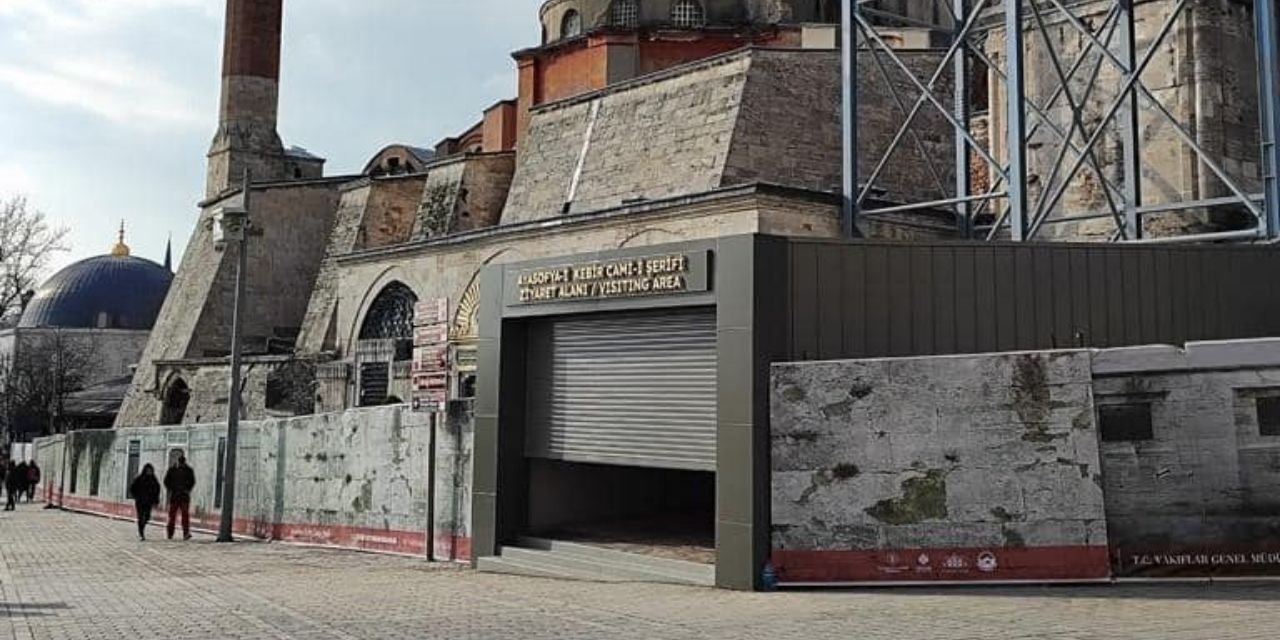 Ayasofya'nın turist kapısına dükkan kepengi