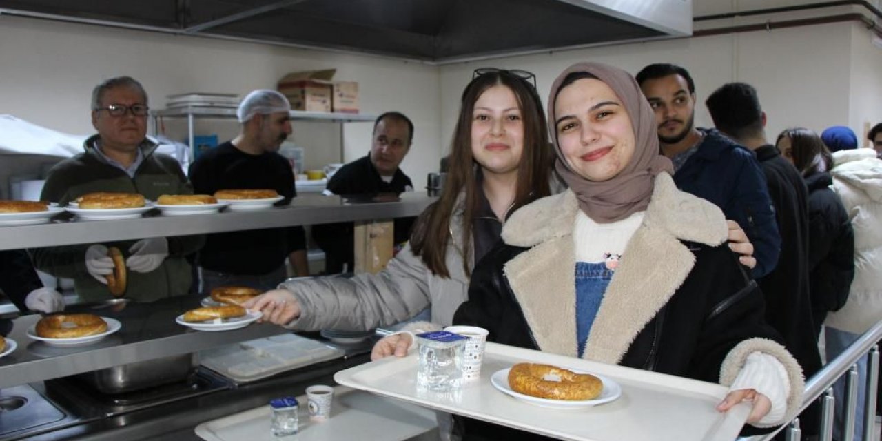 Amasya Üniversitesi'nden sınavlara çalışan öğrencilere çay-simit