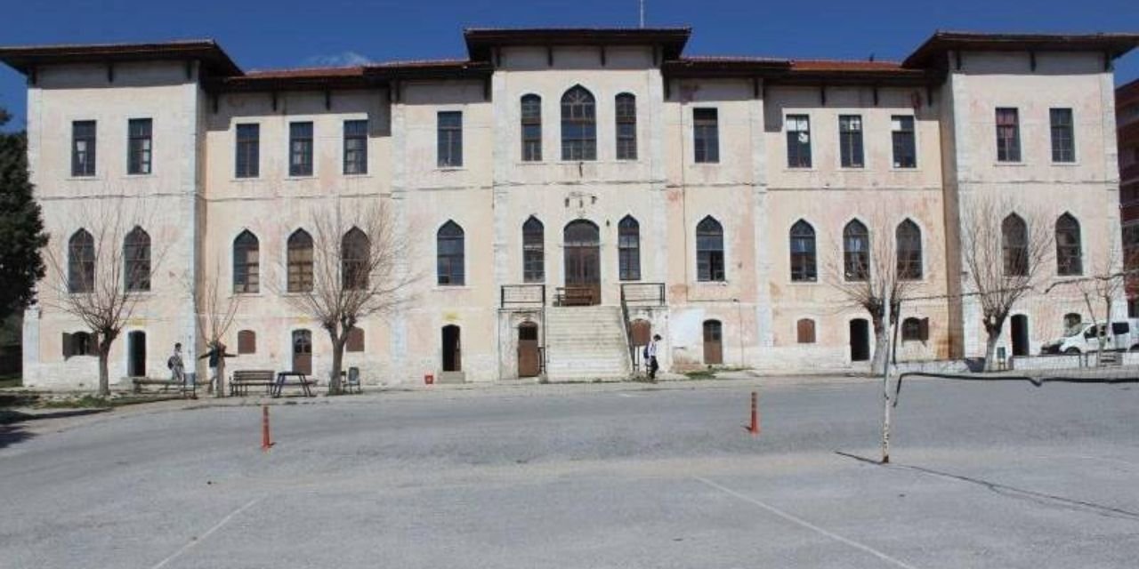 Makam aracının okula park edilmesine izin vermeyen müdür sürgün edildi