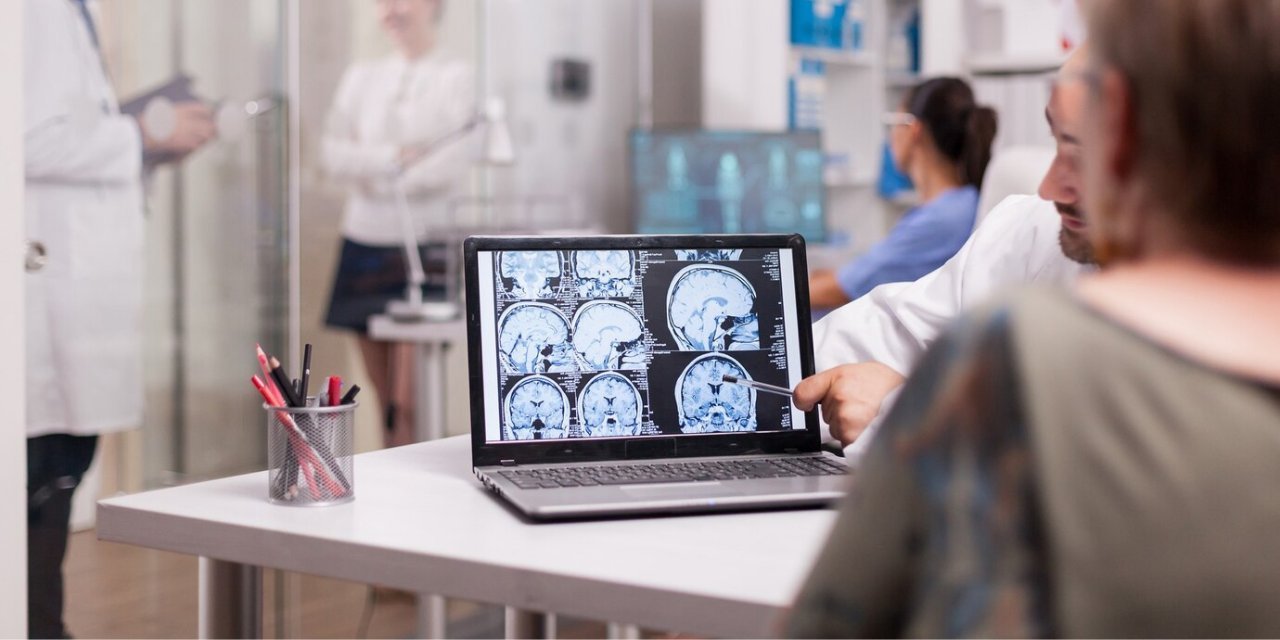 Beyin haritasını çıkarmak için saç telinden 5 kat ince sensör geliştirdi