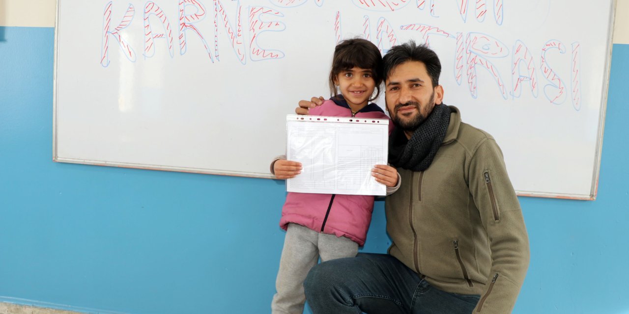 2 derslikli okulun tek öğrencisi Hasret'in karne sevinci