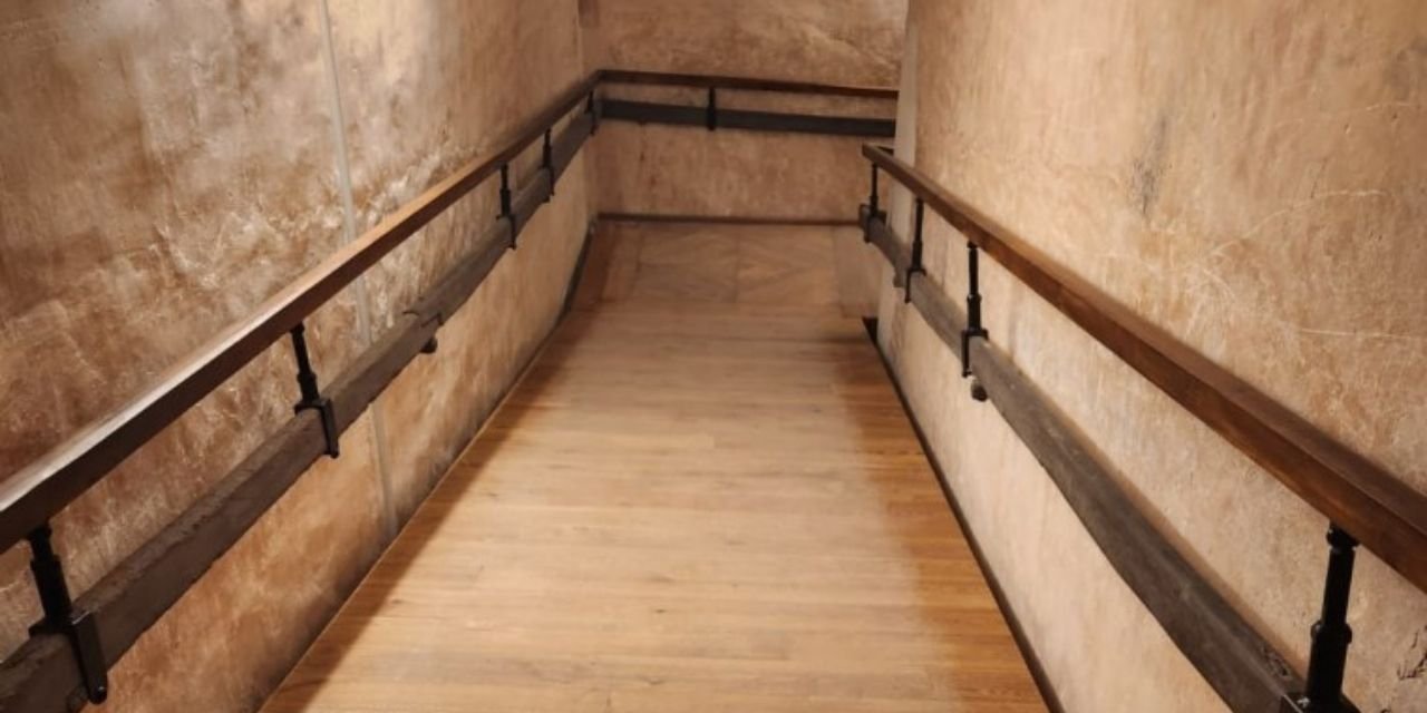 Ayasofya'da tarihi taş yolun üzerine parke döşendi