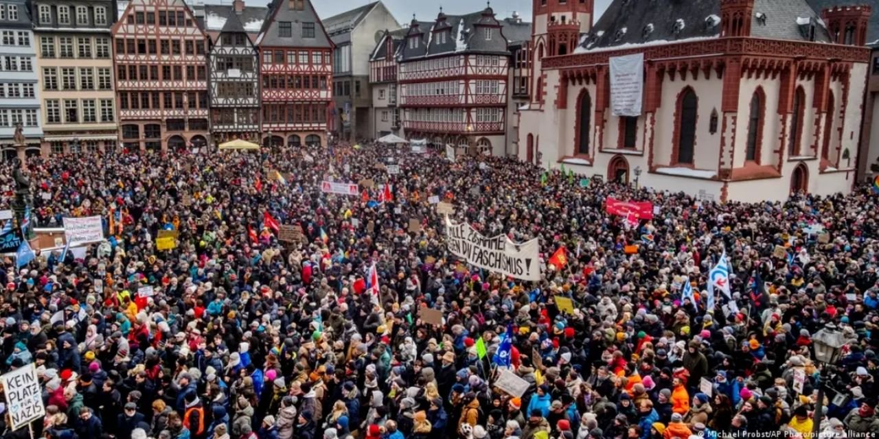 Almanya'da yüz binlerce kişi aşırı sağa karşı sokaklardaydı