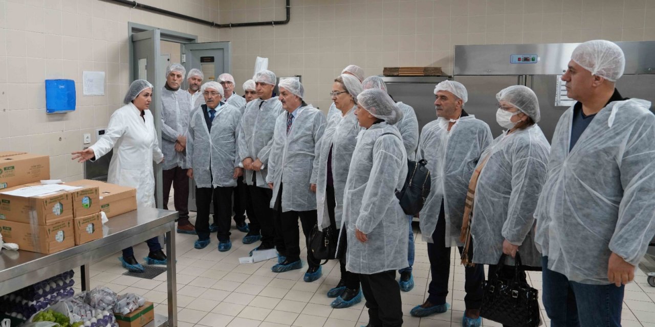 Kartallı Muhtarlardan Kartal Belediyesi Aşevi-Gıda Bankası ve Afet İşleri Müdürlüğü’ne Ziyaret