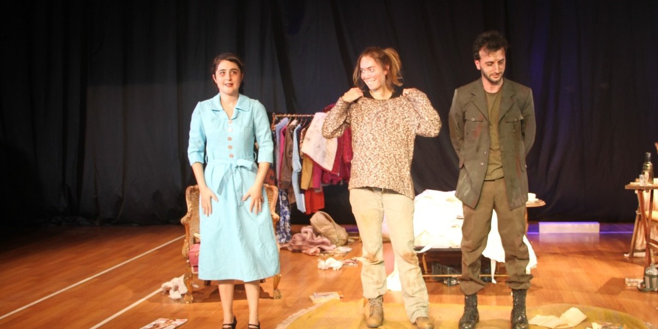 ‘Romeo’yu Beklerken’ Adlı Tiyatro Oyunu Kartal’da Sahnelendi