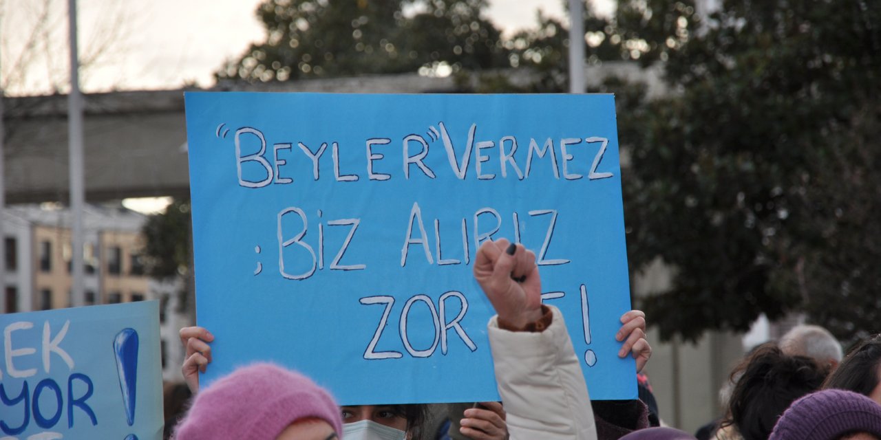 Kadınların kendi soyadlarını kullanmalarının önünü açan karar 28 Ocak'ta yürürlüğe giriyor