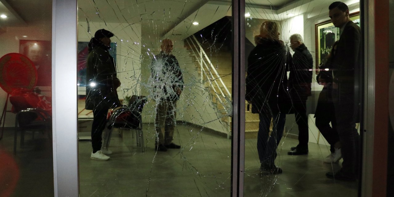 Antalya CHP İl Başkanlığı'na dün akşam taşlı saldırı gerçekleşti