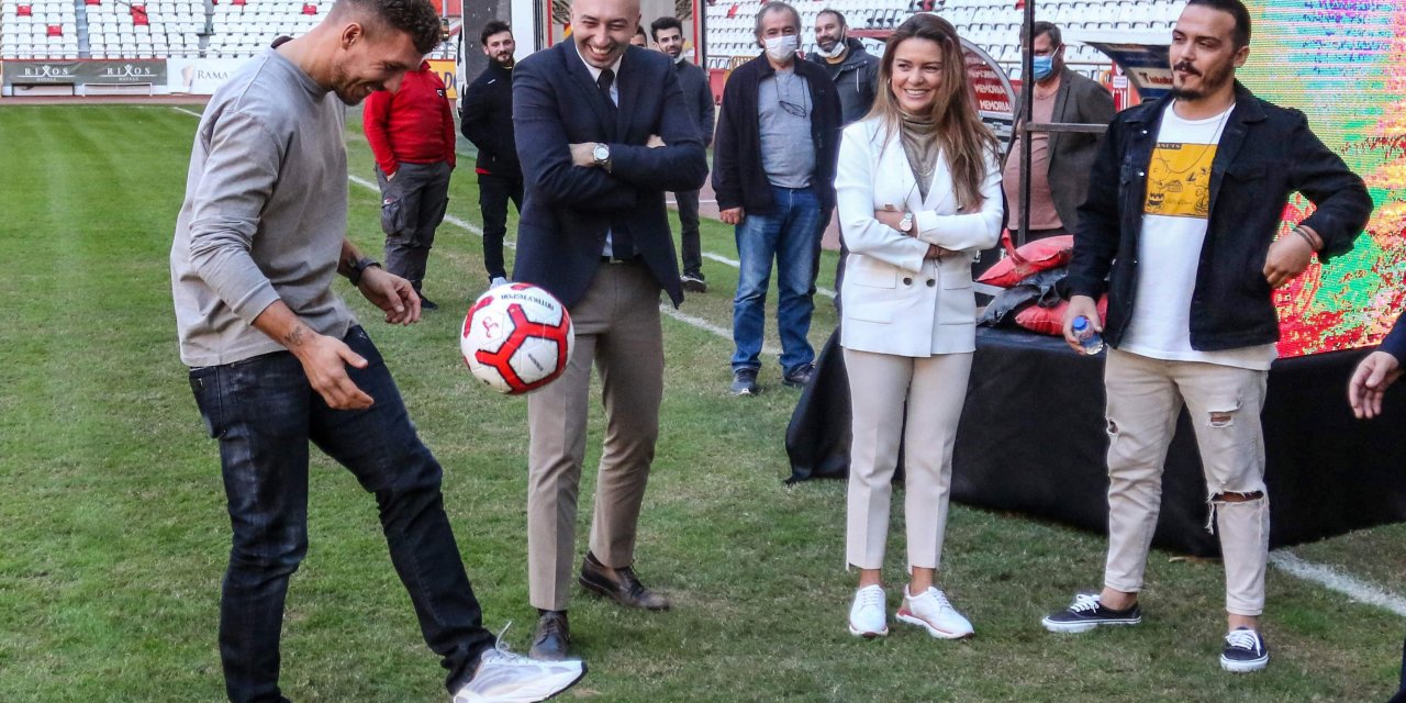 Yıldız futbolcu tanıtım elçisi oldu