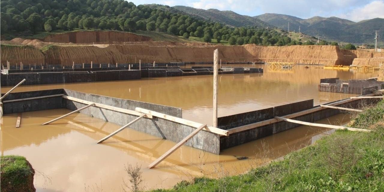İzmir'de inşaatı durdurulan devlet hastanesi çürümeye terk edildi